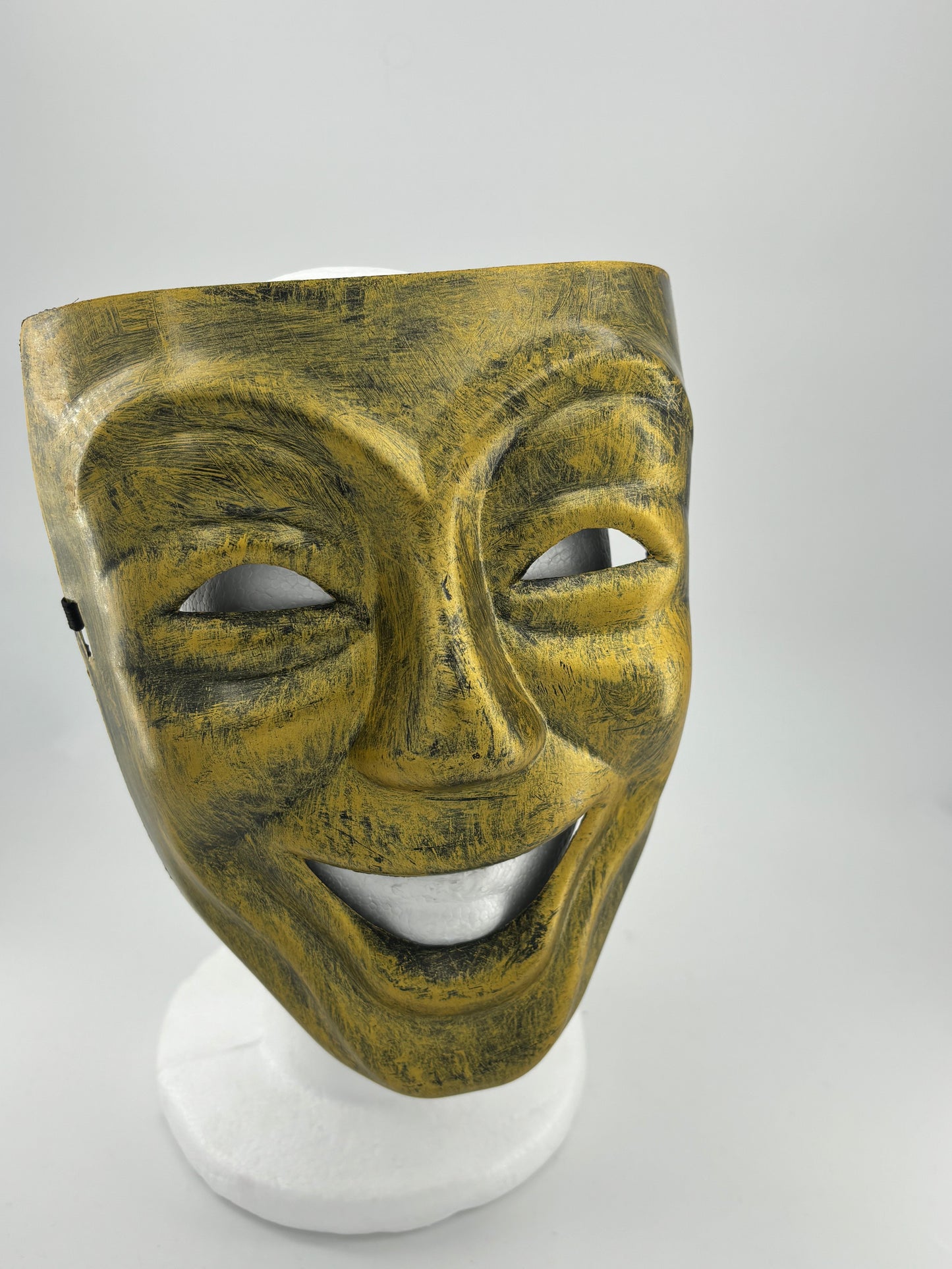 Masque de couleur or